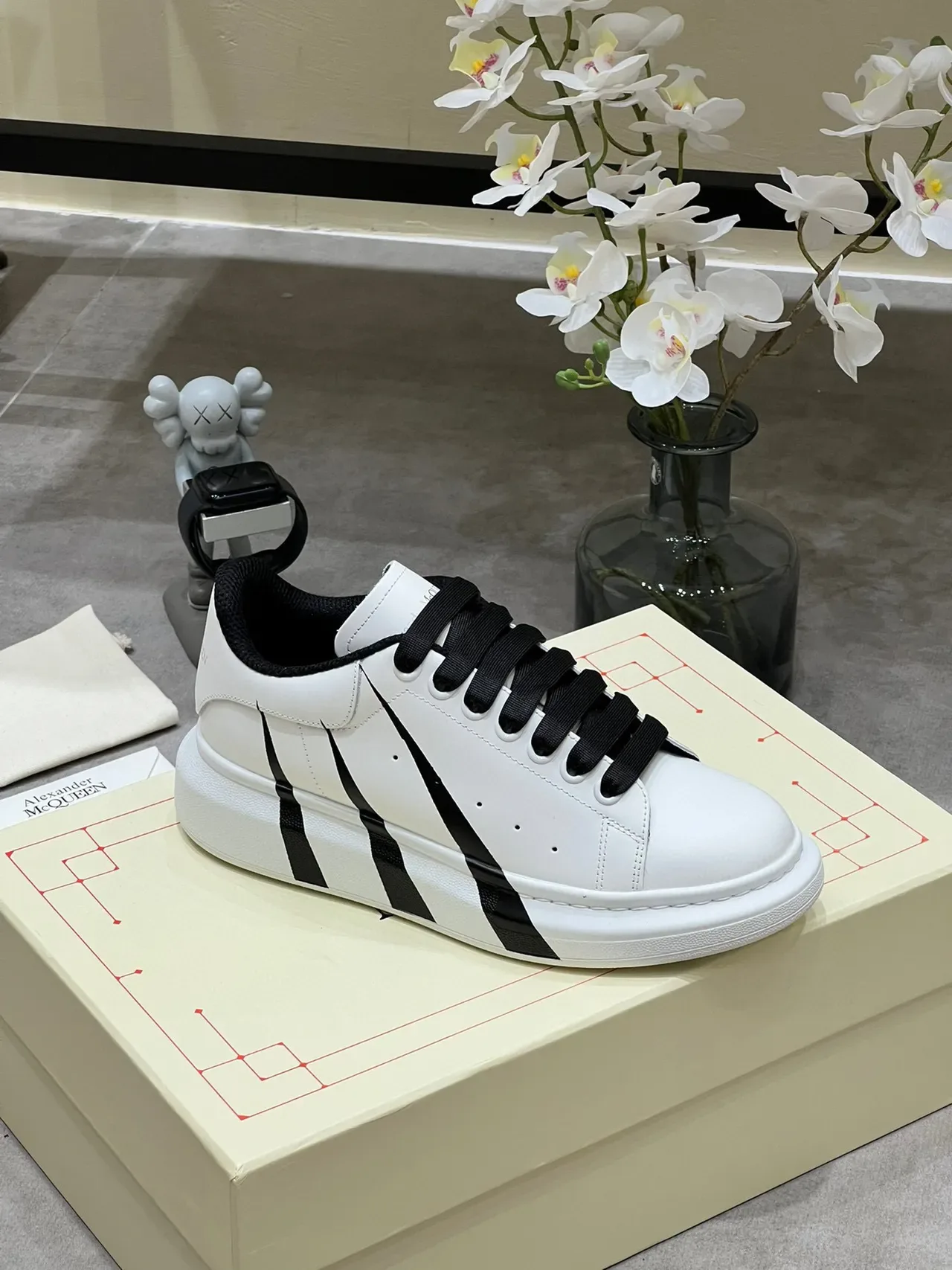 Alexander McQueen Oversized 白色黑色 Silhouette 皮革鞋面 生活方式运动鞋 7