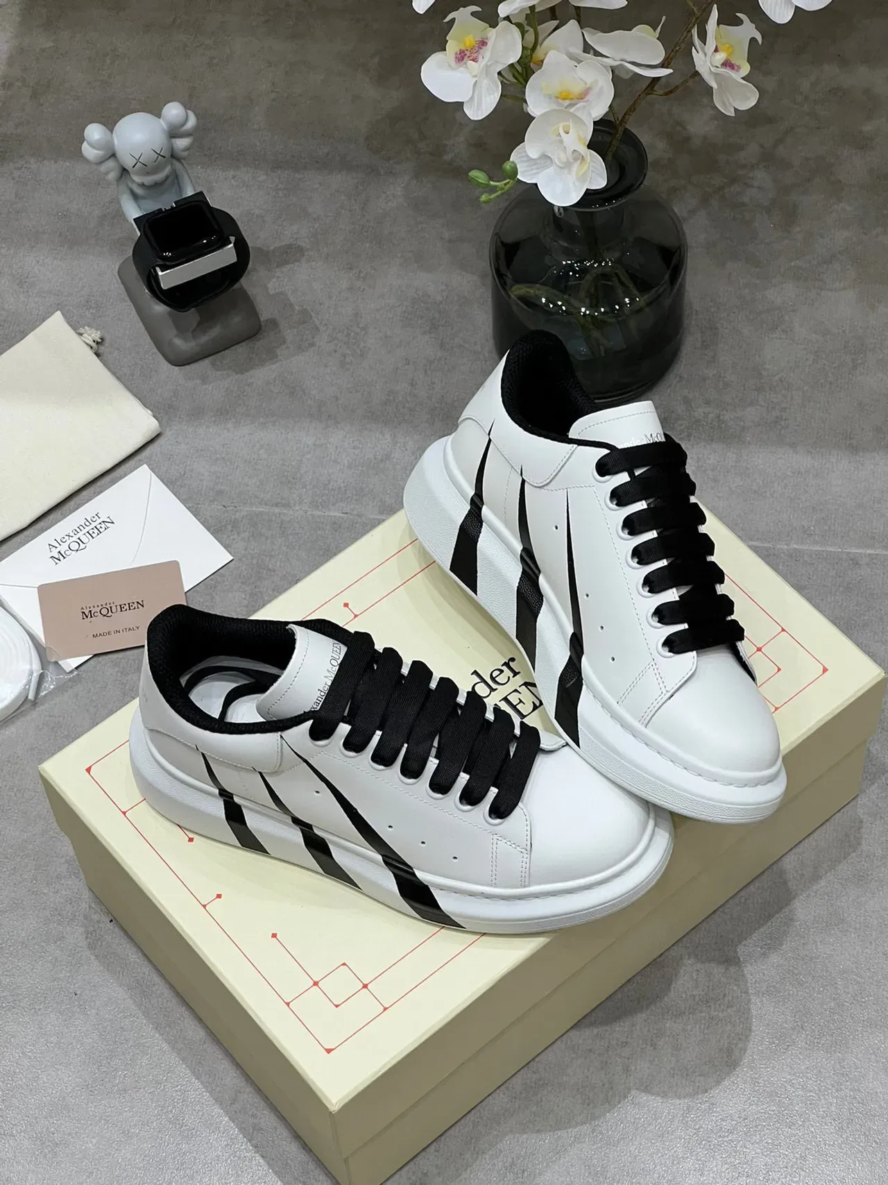 Alexander McQueen Oversized 白色黑色 Silhouette 皮革鞋面 生活方式运动鞋 8