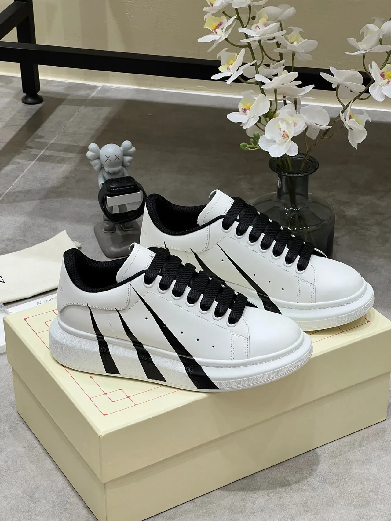 Alexander McQueen Oversized 白色黑色 Silhouette 皮革鞋面 生活方式运动鞋 9
