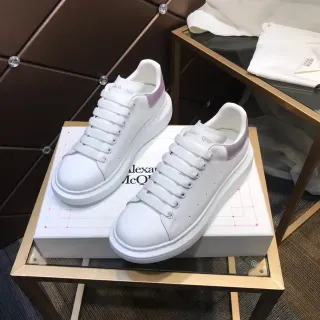 Alexander McQueen ओवरसाइज्ड स्नीकर, सफेद बैंगनी सोल, स्मूथ लेदर अपर, लाइफस्टाइल स्नीकर
