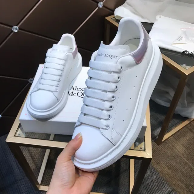 Alexander McQueen ओवरसाइज्ड स्नीकर, सफेद बैंगनी सोल, स्मूथ लेदर अपर, लाइफस्टाइल स्नीकर 3