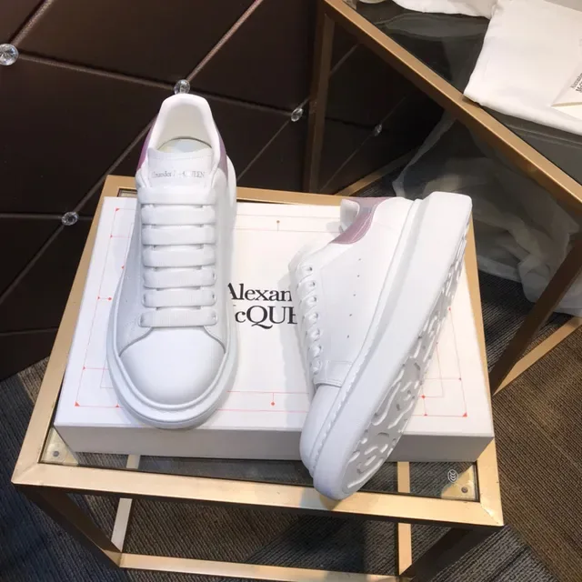 Alexander McQueen ओवरसाइज्ड स्नीकर, सफेद बैंगनी सोल, स्मूथ लेदर अपर, लाइफस्टाइल स्नीकर 8