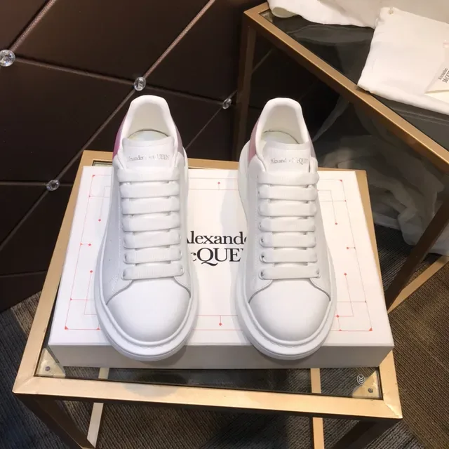 Alexander McQueen ओवरसाइज्ड स्नीकर, सफेद बैंगनी सोल, स्मूथ लेदर अपर, लाइफस्टाइल स्नीकर 9