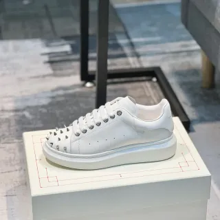 Alexander McQueen ओवरसाइज्ड सफेद स्टडड टो लाइफस्टाइल स्नीकर