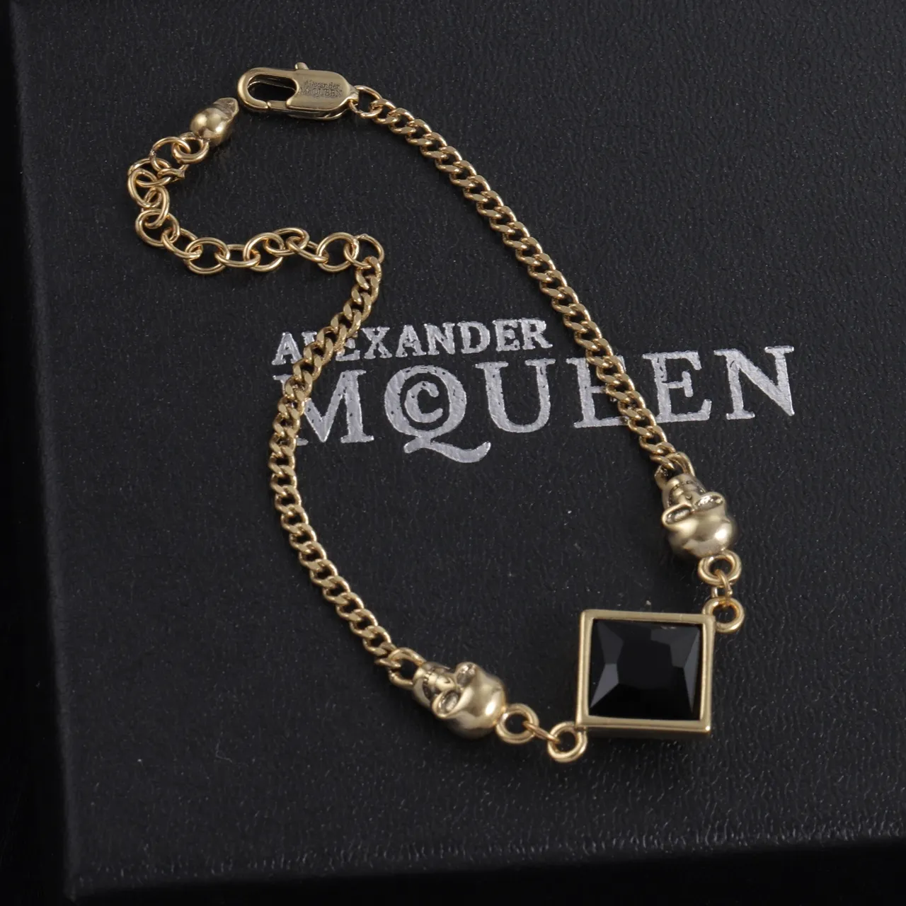 Alexander McQueen 骷髅和水晶方形手链 黑金手链 3