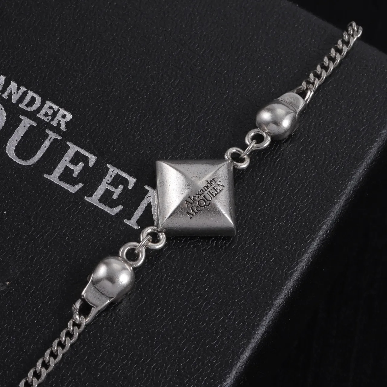 Alexander McQueen 骷髅和水晶方形手链 黑金手链 4