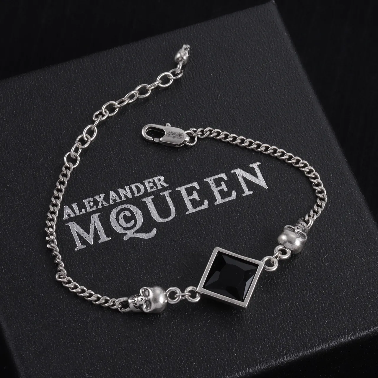 Alexander McQueen 骷髅和水晶方形手链 黑金手链 5