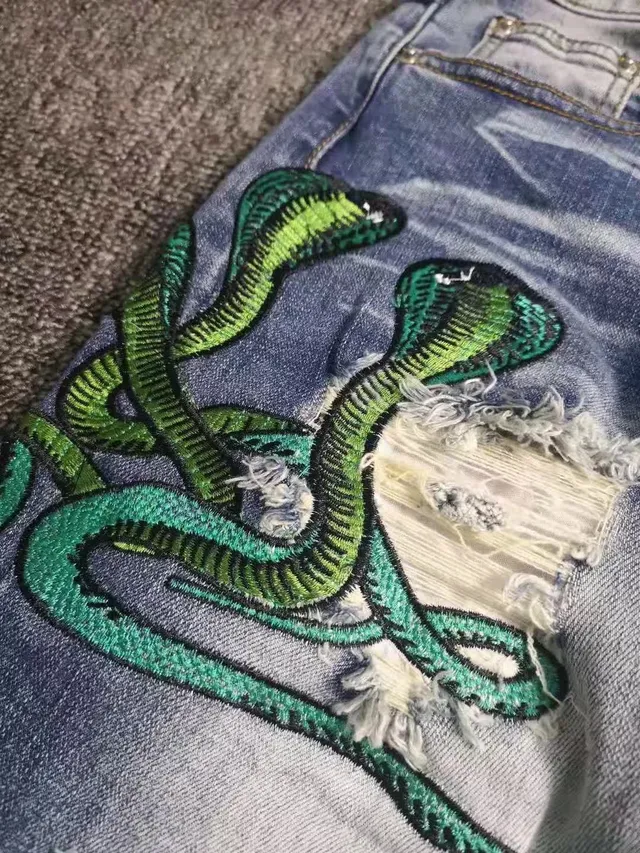 Amiri أزرق أخضر distressed embroidered بناطيل جينز 4