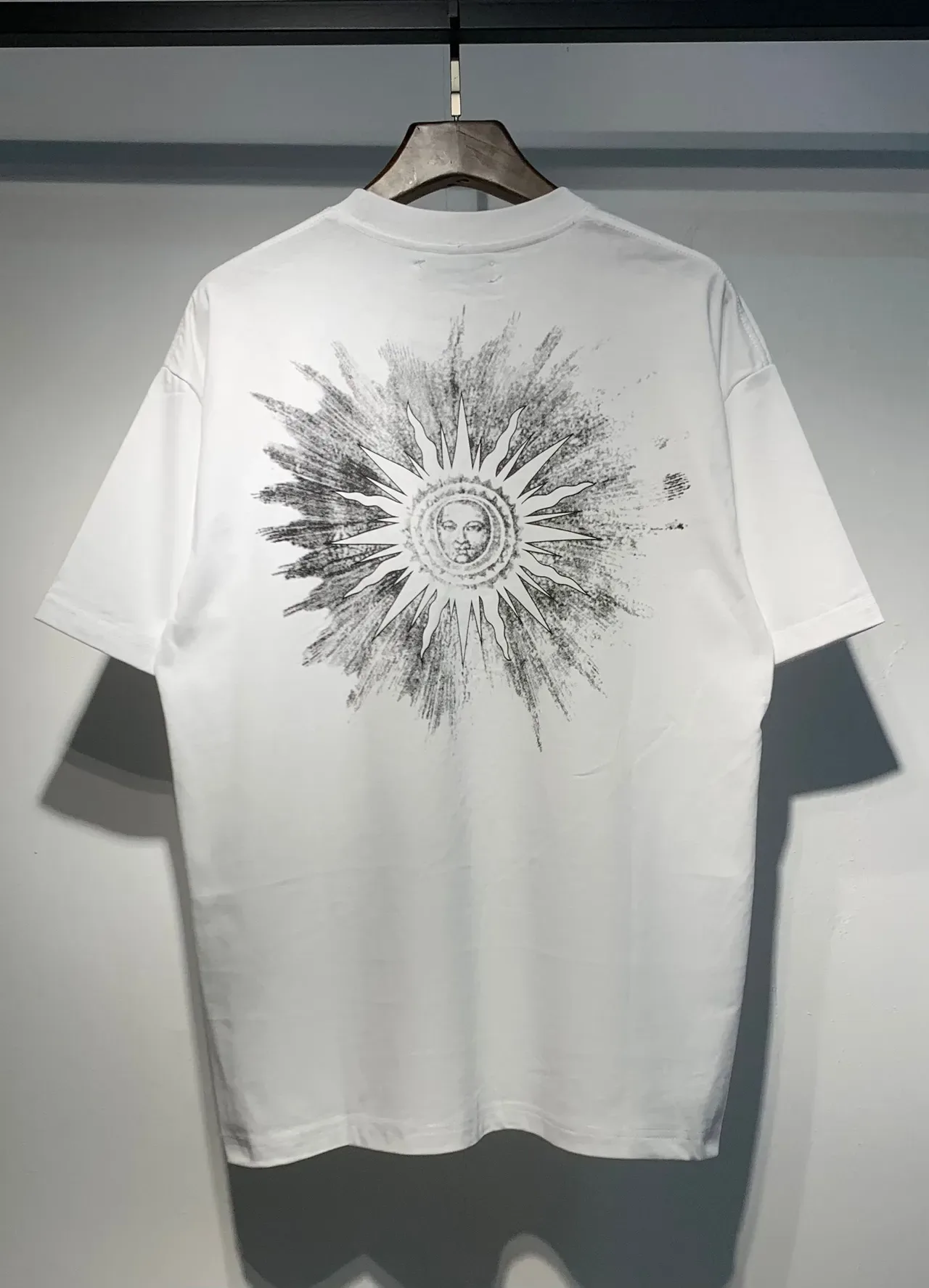 Camiseta negra Amiri logo gráfico de contorno 2