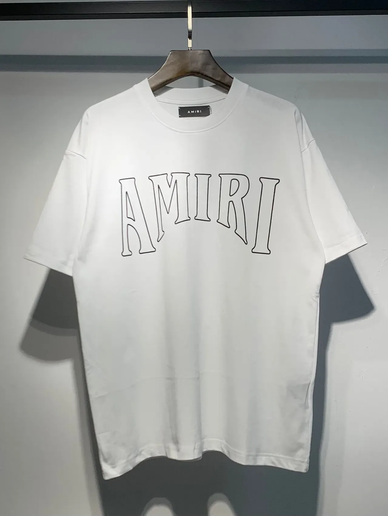 Camiseta negra Amiri logo gráfico de contorno 3
