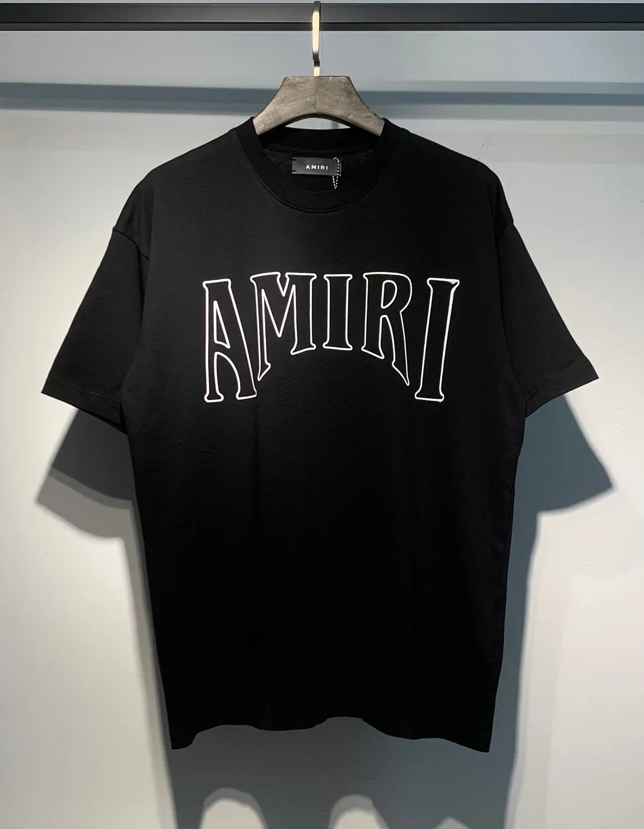 Camiseta negra Amiri logo gráfico de contorno 4