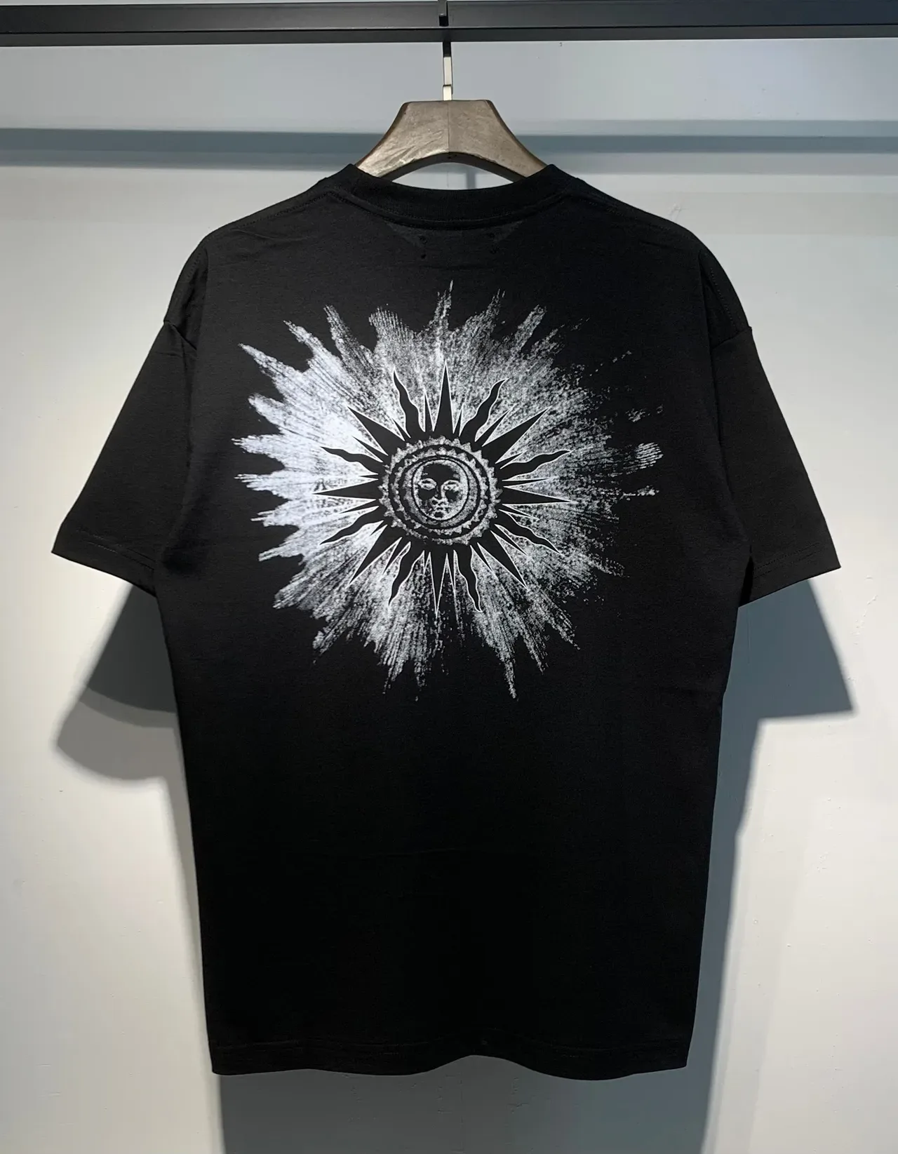 Camiseta negra Amiri logo gráfico de contorno 5