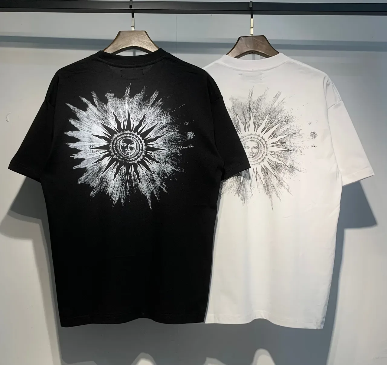 Camiseta negra Amiri logo gráfico de contorno 6
