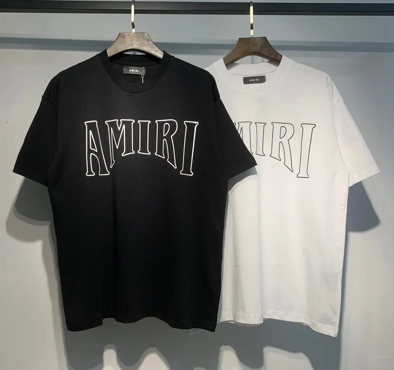Camiseta negra Amiri logo gráfico de contorno 7