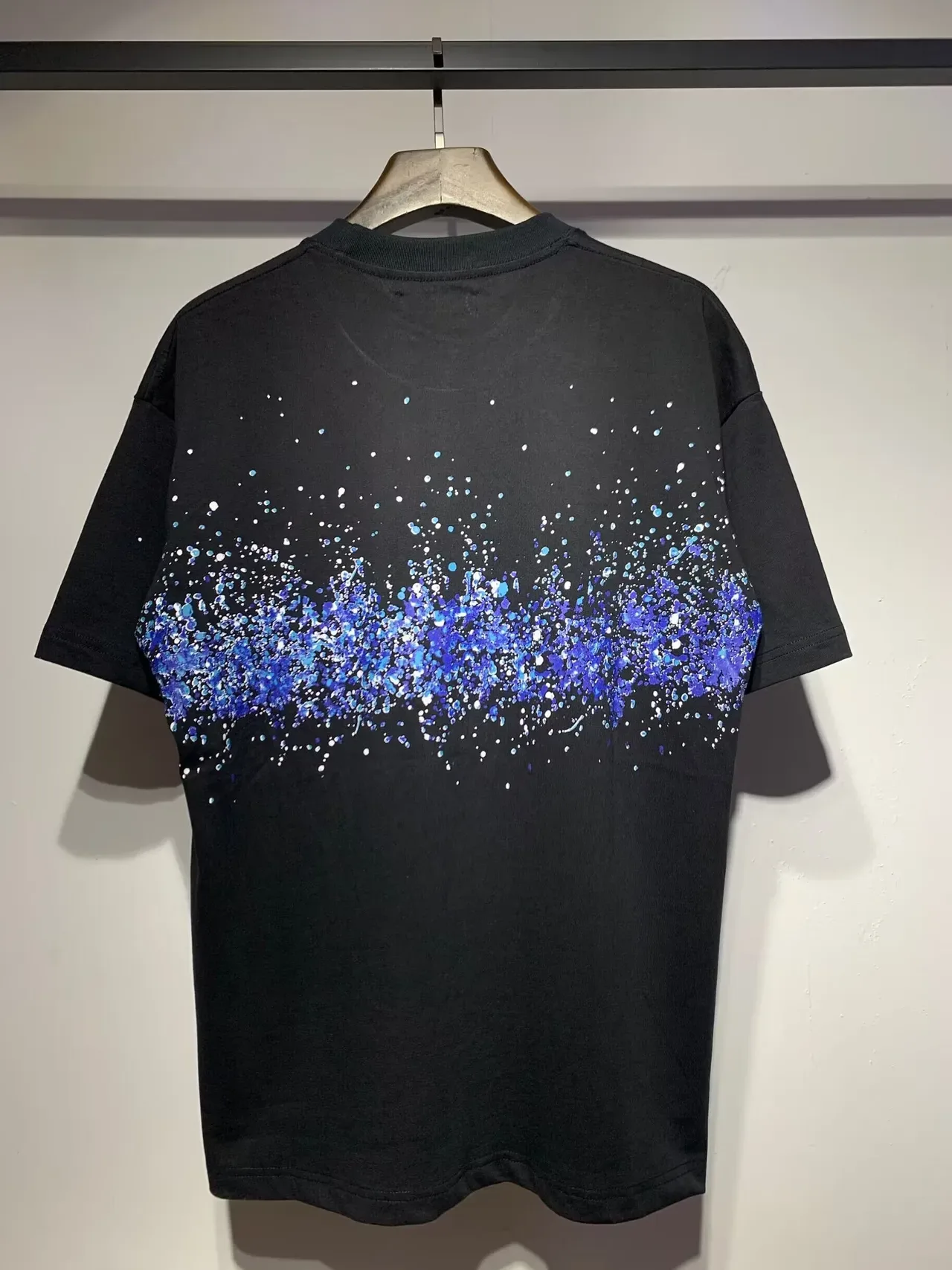 Camiseta Amiri com logo gráfico de respingos 8