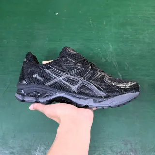 ASICS Gel-Kayano 黑色跑鞋