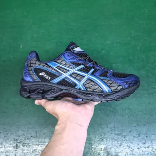 ASICS Gel-Kayano नीला और काला रनिंग जूते