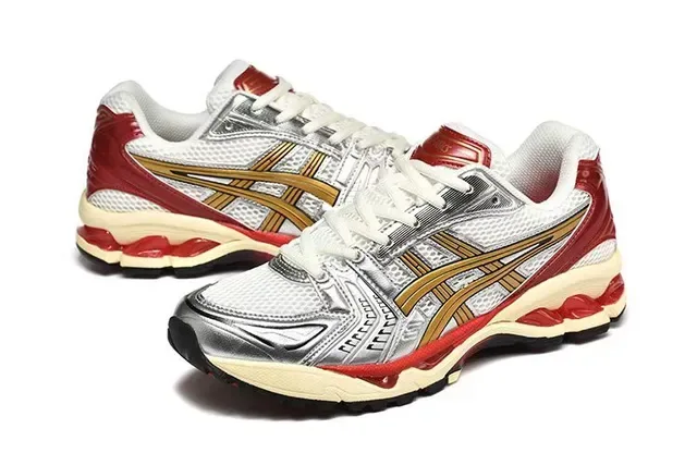 ASICS Chaussures de course Rouge Argent Maille Supérieure Overlay Métallique 3