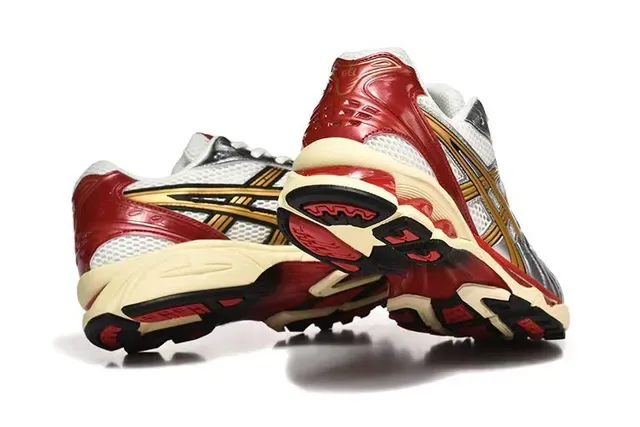 ASICS Chaussures de course Rouge Argent Maille Supérieure Overlay Métallique 5