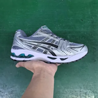 ASICS 银黑金属网面虎纹覆盖跑鞋