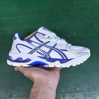 ASICS 白色蓝色网眼和合成覆盖上层 反光条纹虎标志跑鞋