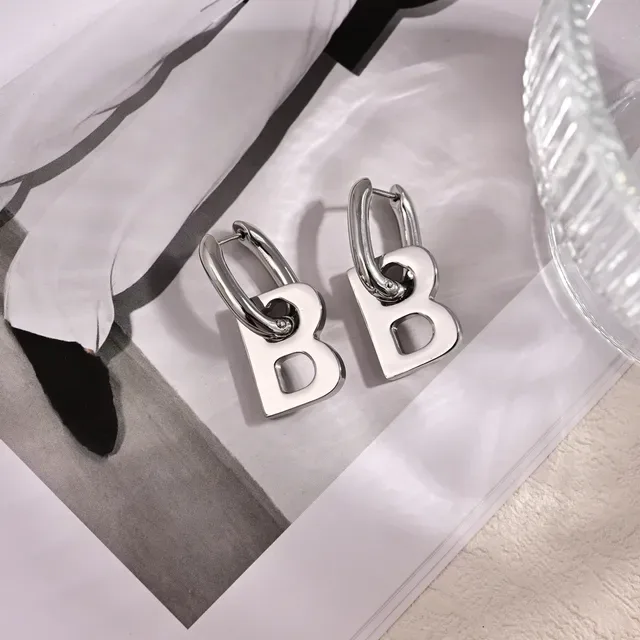 Balenciaga B Logo Hoop चांदी सफेद धातु अक्षर कान की मढ़ी 2
