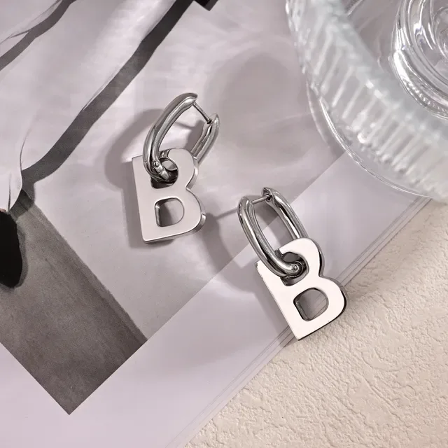 Balenciaga B Logo Hoop चांदी सफेद धातु अक्षर कान की मढ़ी 3