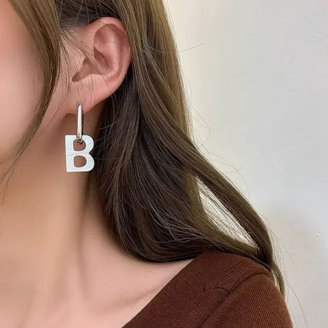 Balenciaga B Logo Hoop चांदी सफेद धातु अक्षर कान की मढ़ी 4