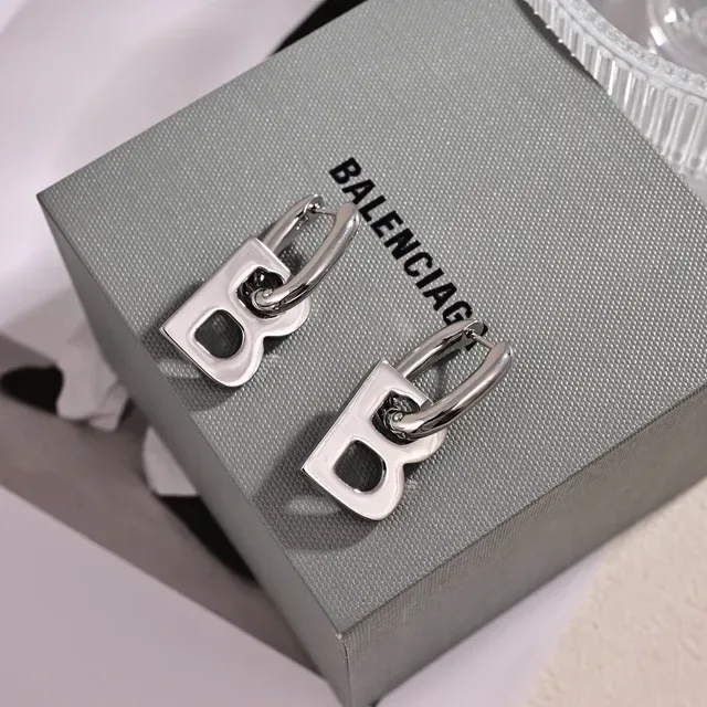 Balenciaga B Logo Hoop चांदी सफेद धातु अक्षर कान की मढ़ी 5