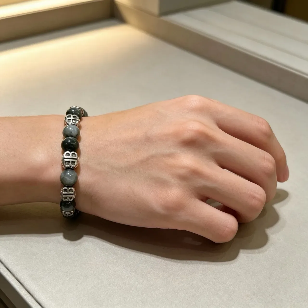Balenciaga BB Pulsera de Cuentas Piedra Gris-Verde y Metal de Tono Plateado 2