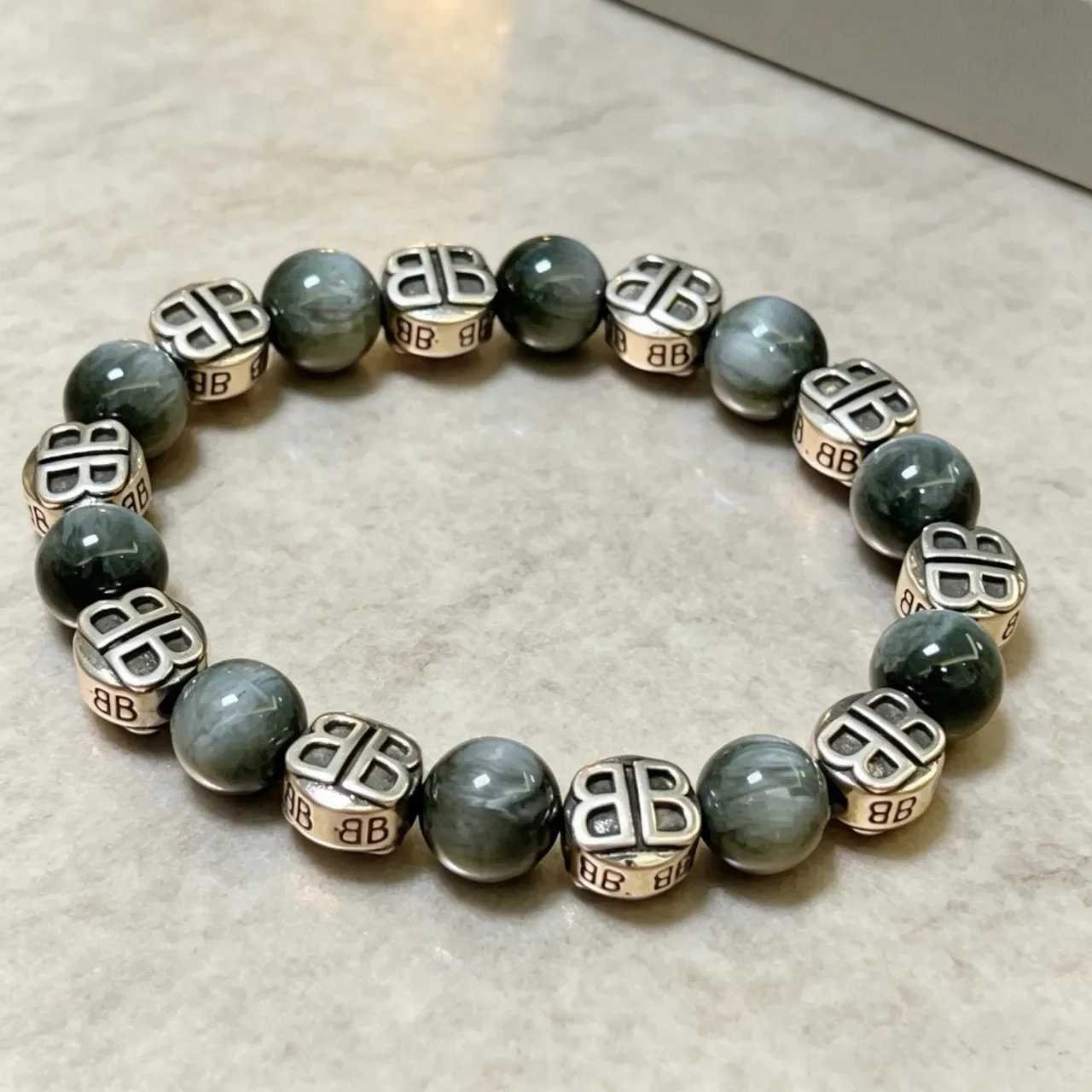 Balenciaga BB Pulsera de Cuentas Piedra Gris-Verde y Metal de Tono Plateado 3