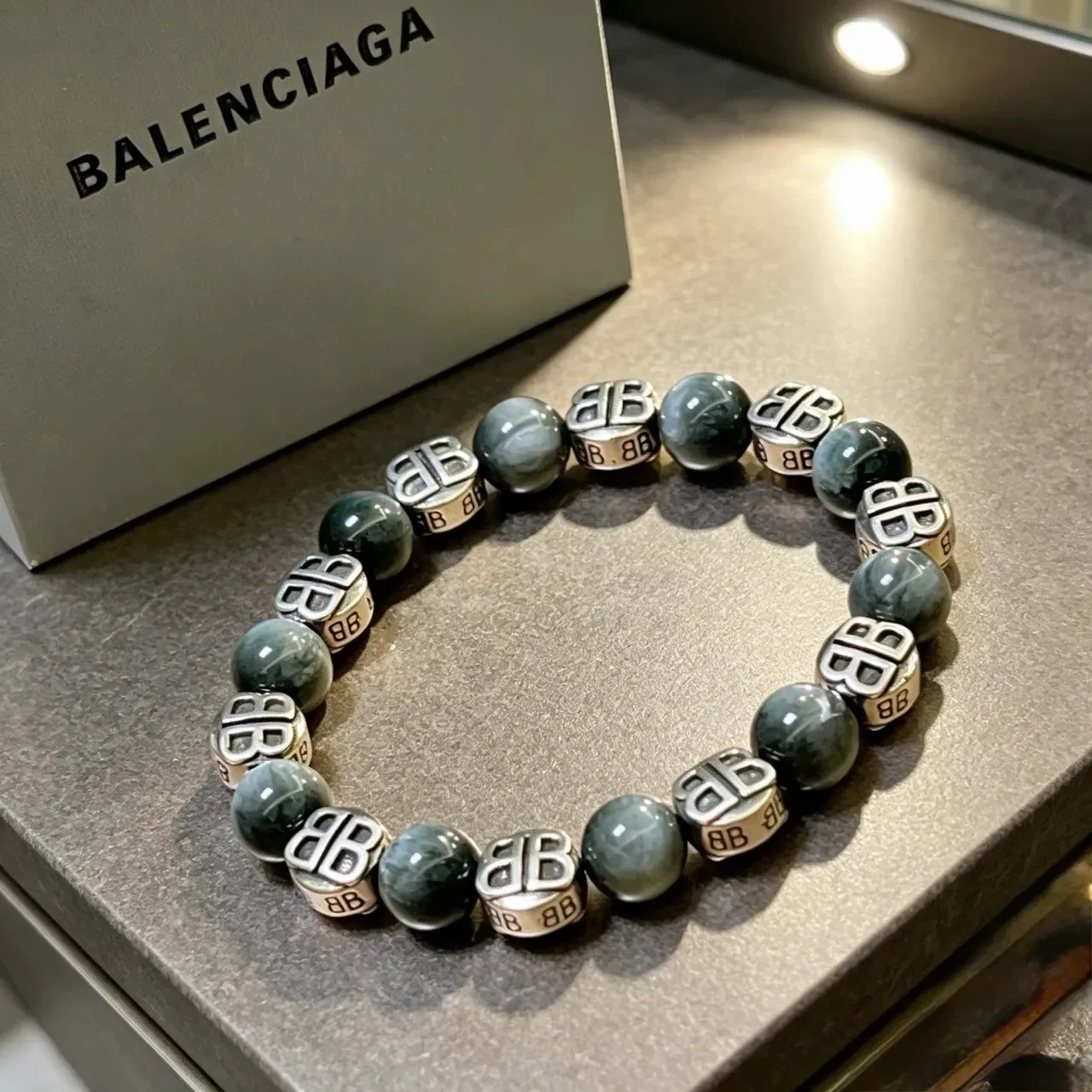 Balenciaga BB Pulsera de Cuentas Piedra Gris-Verde y Metal de Tono Plateado 4