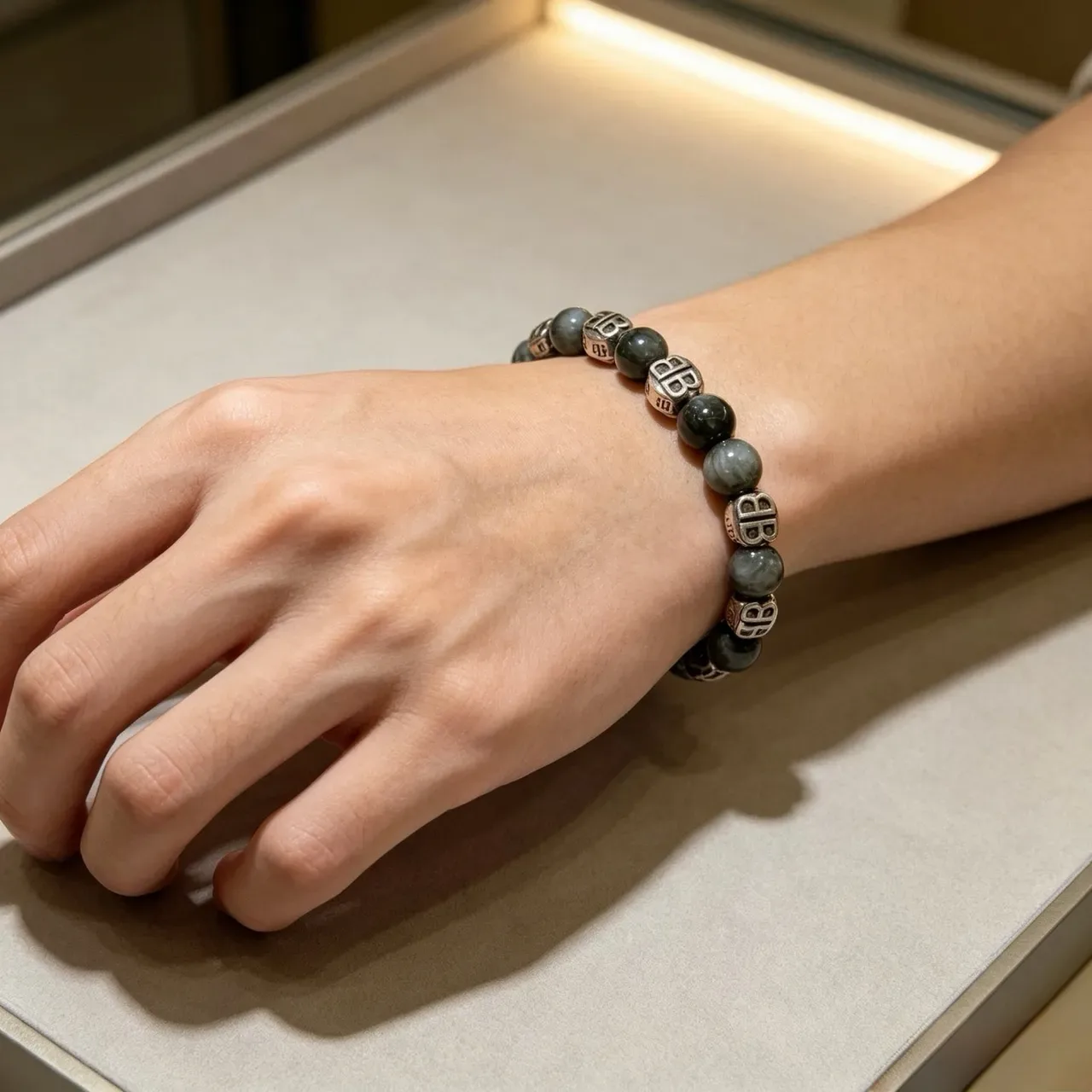 Balenciaga BB Pulsera de Cuentas Piedra Gris-Verde y Metal de Tono Plateado 5