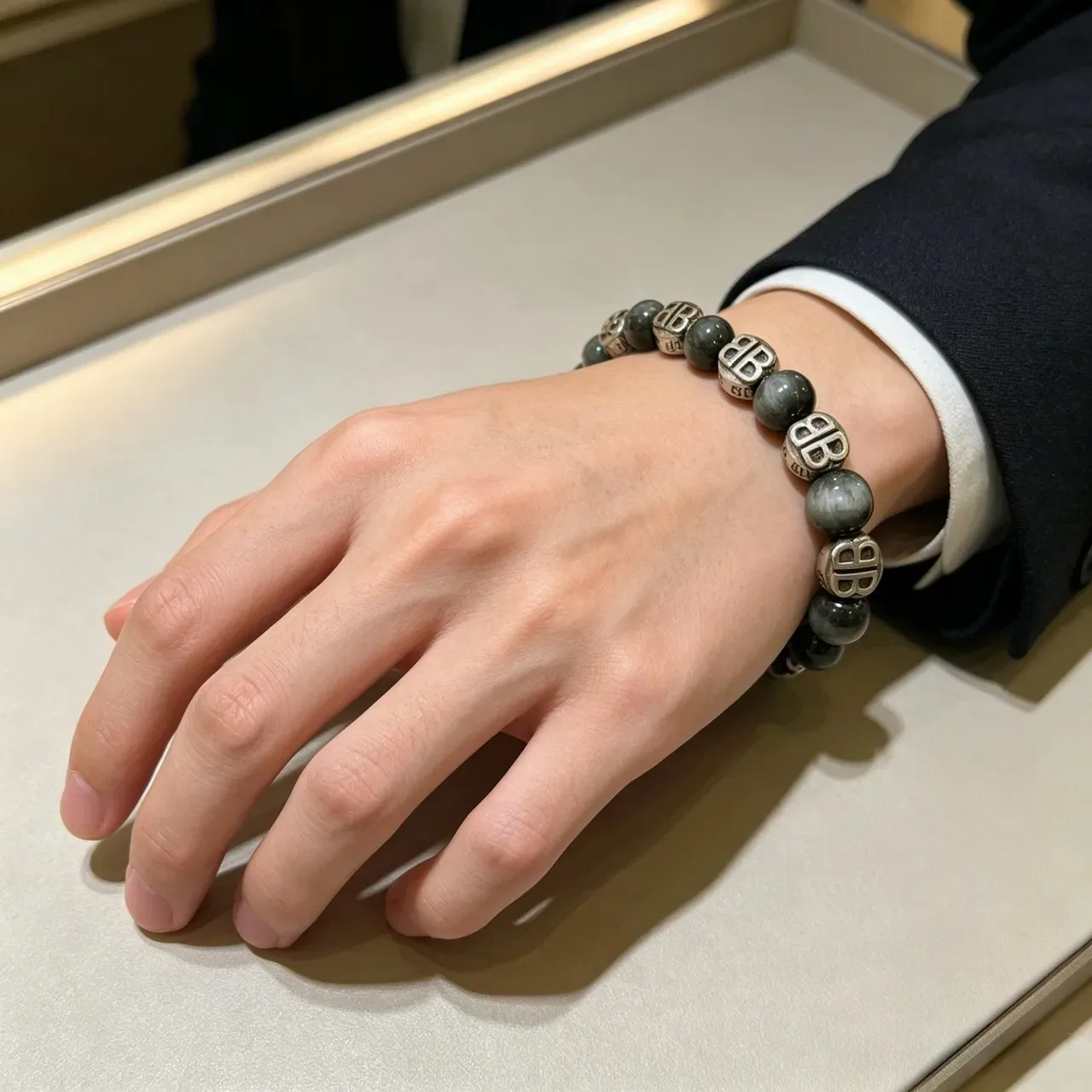 Balenciaga BB Pulsera de Cuentas Piedra Gris-Verde y Metal de Tono Plateado 8
