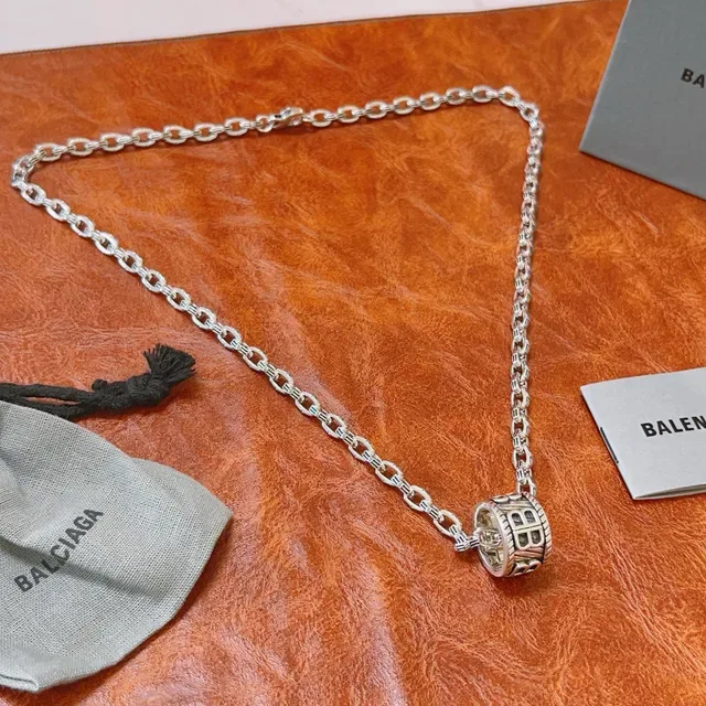 Balenciaga BB pendentif cylindrique chaîne à maillons lourds collier 9