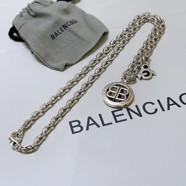 Balenciaga BB Logo Colar Prata Preto Corrente Enlace Oval Gravado Pingente Circular 3