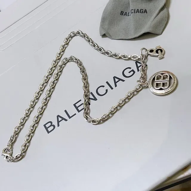 Balenciaga BB Logo Colar Prata Preto Corrente Enlace Oval Gravado Pingente Circular 4