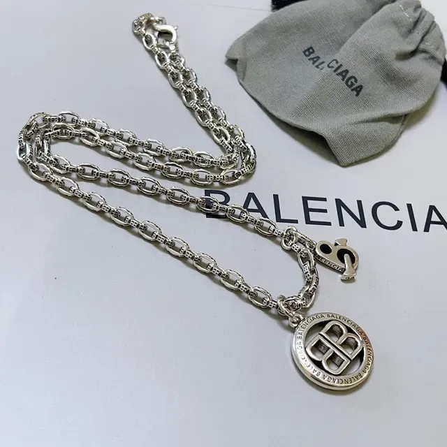 Balenciaga BB Logo Colar Prata Preto Corrente Enlace Oval Gravado Pingente Circular 6