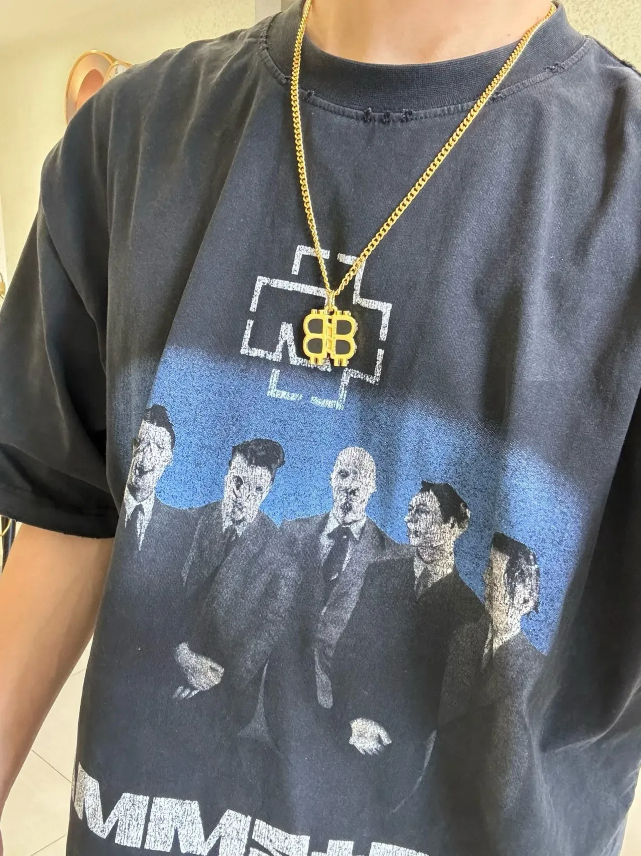 Balenciaga BB Logo Pendant قلادة ذهبي وأسود 2