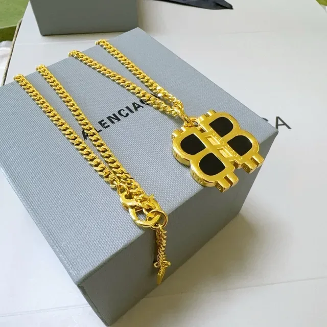 Balenciaga BB Logo Pendant قلادة ذهبي وأسود 3