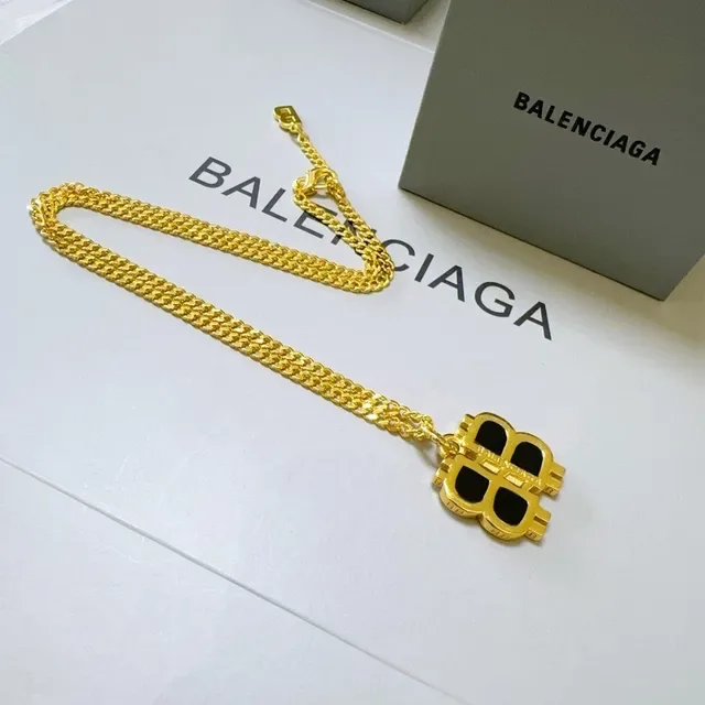Balenciaga BB Logo Pendant قلادة ذهبي وأسود 4