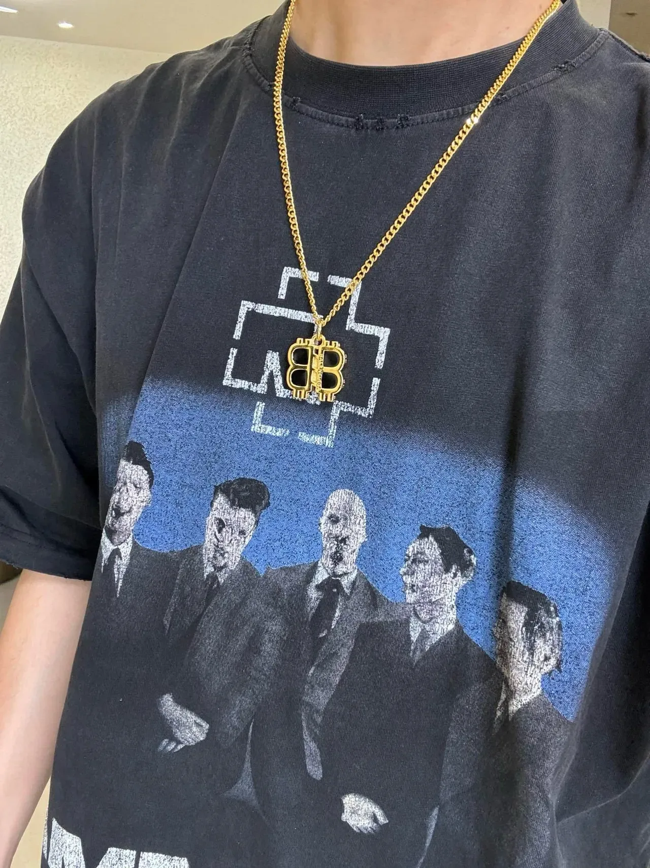 Balenciaga BB Logo Pendant قلادة ذهبي وأسود 5