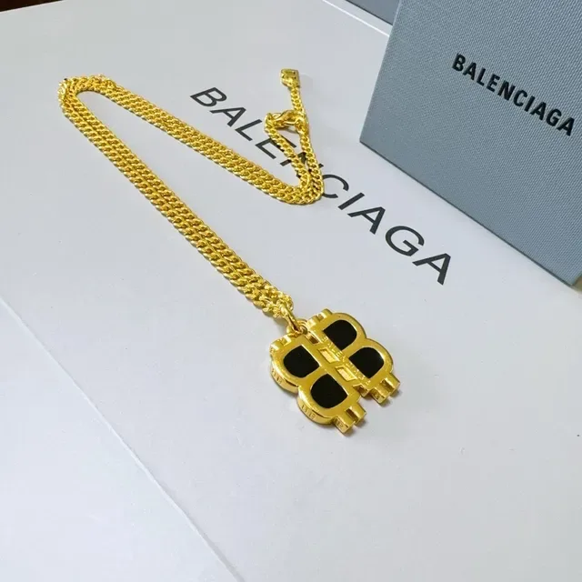 Balenciaga BB Logo Pendant قلادة ذهبي وأسود 6