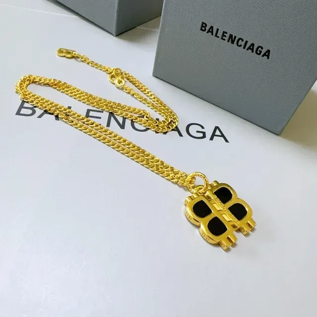 Balenciaga BB Logo Pendant قلادة ذهبي وأسود 7