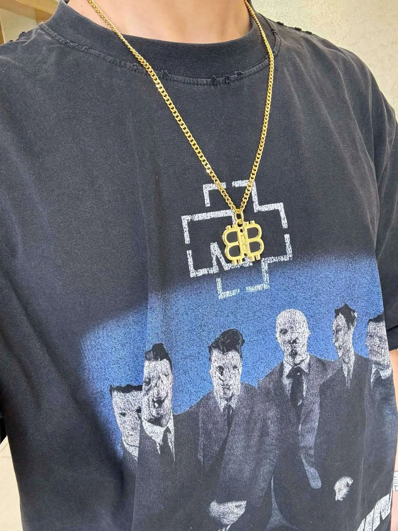 Balenciaga BB Logo Pendant قلادة ذهبي وأسود 8