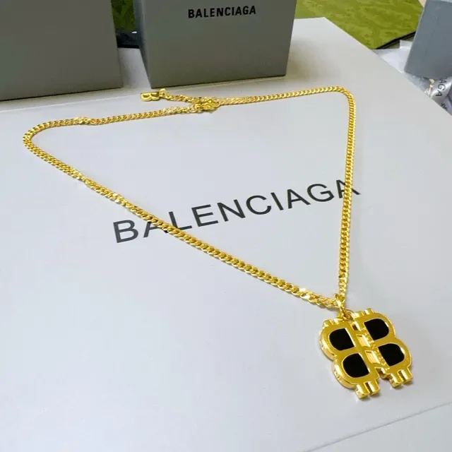 Balenciaga BB Logo Pendant قلادة ذهبي وأسود 9