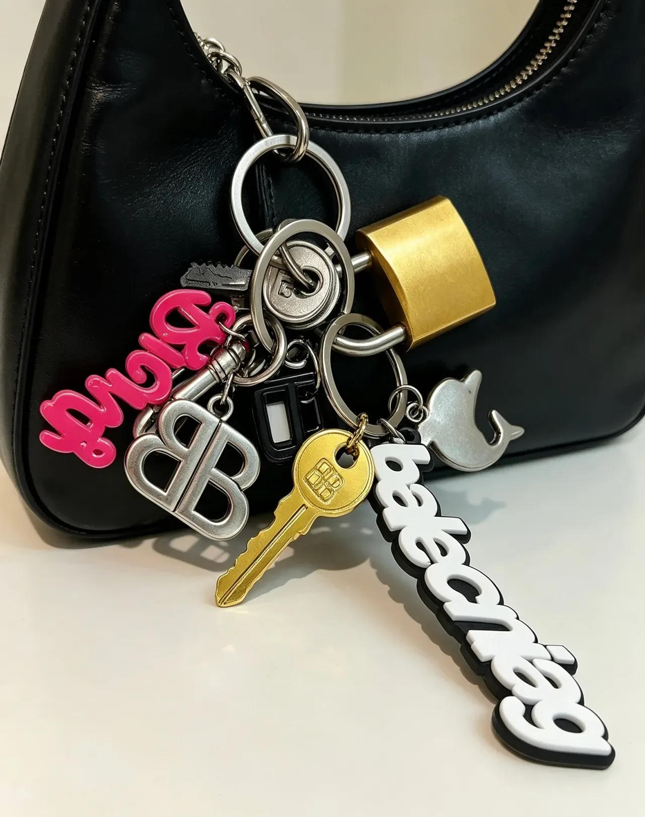 Bolso Boston Balenciaga Cuero Pebbled Estructurado Negro y Plata 5
