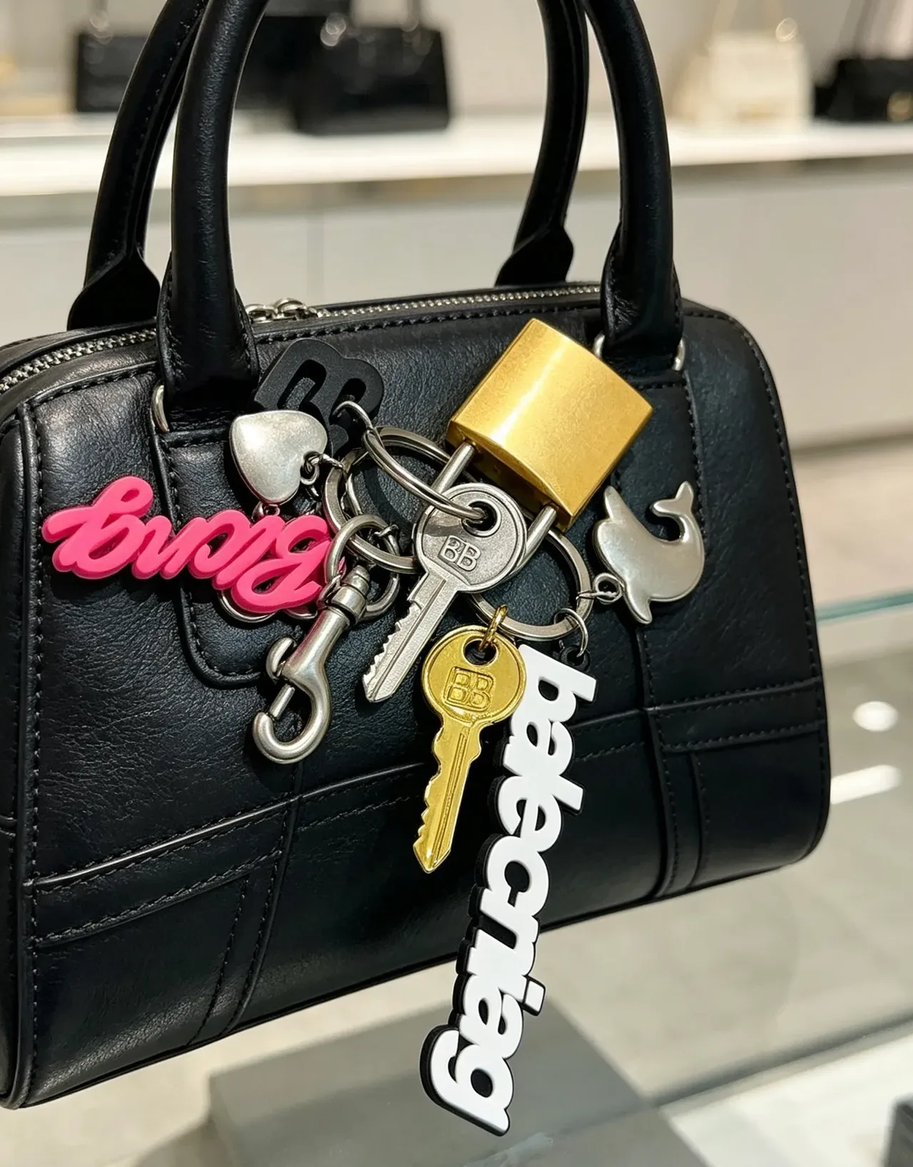 Bolso Boston Balenciaga Cuero Pebbled Estructurado Negro y Plata 7