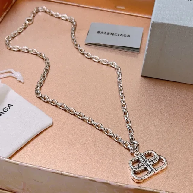 Collar Balenciaga Hebilla Plata Cadena Texturizada Interlocking Pendant 2