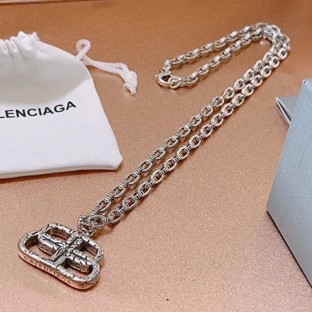 Collar Balenciaga Hebilla Plata Cadena Texturizada Interlocking Pendant 3